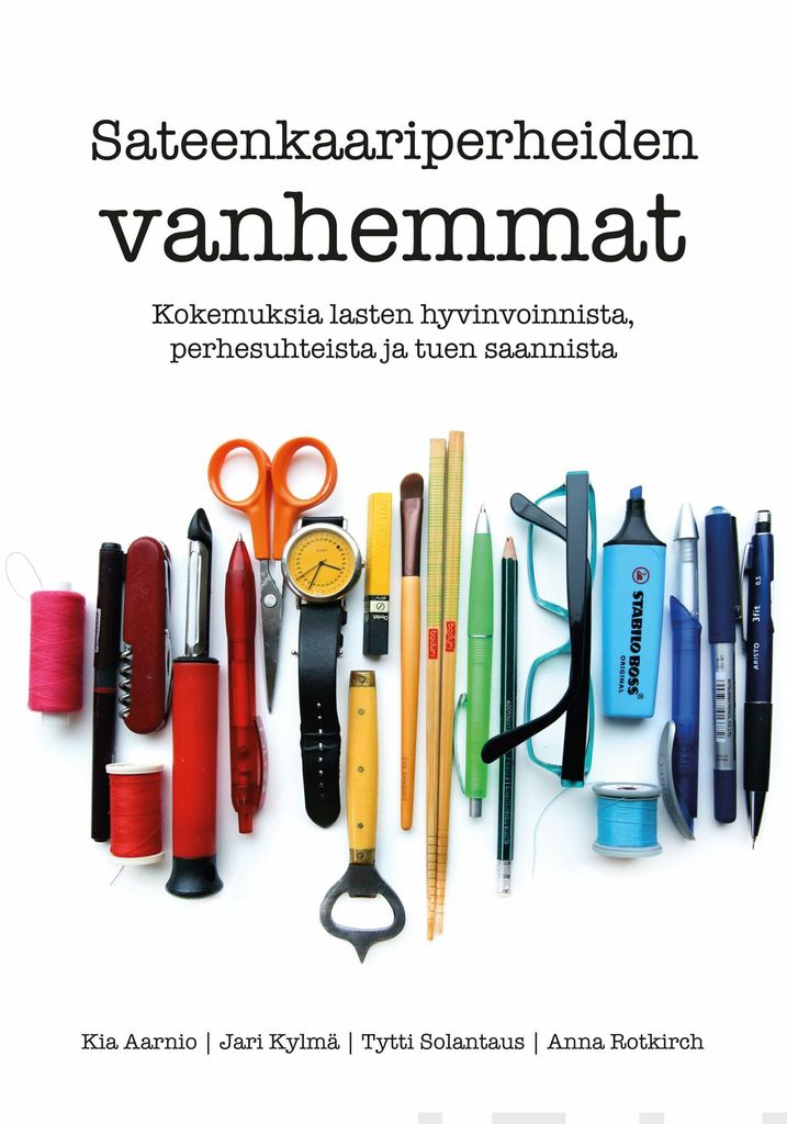 Värikkäitä toimistotarvikkeita riviin aseteltuna niin, että ne muodostavat väreillään sateenkaaren.