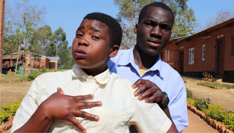 kaksi malawilaista nuorta