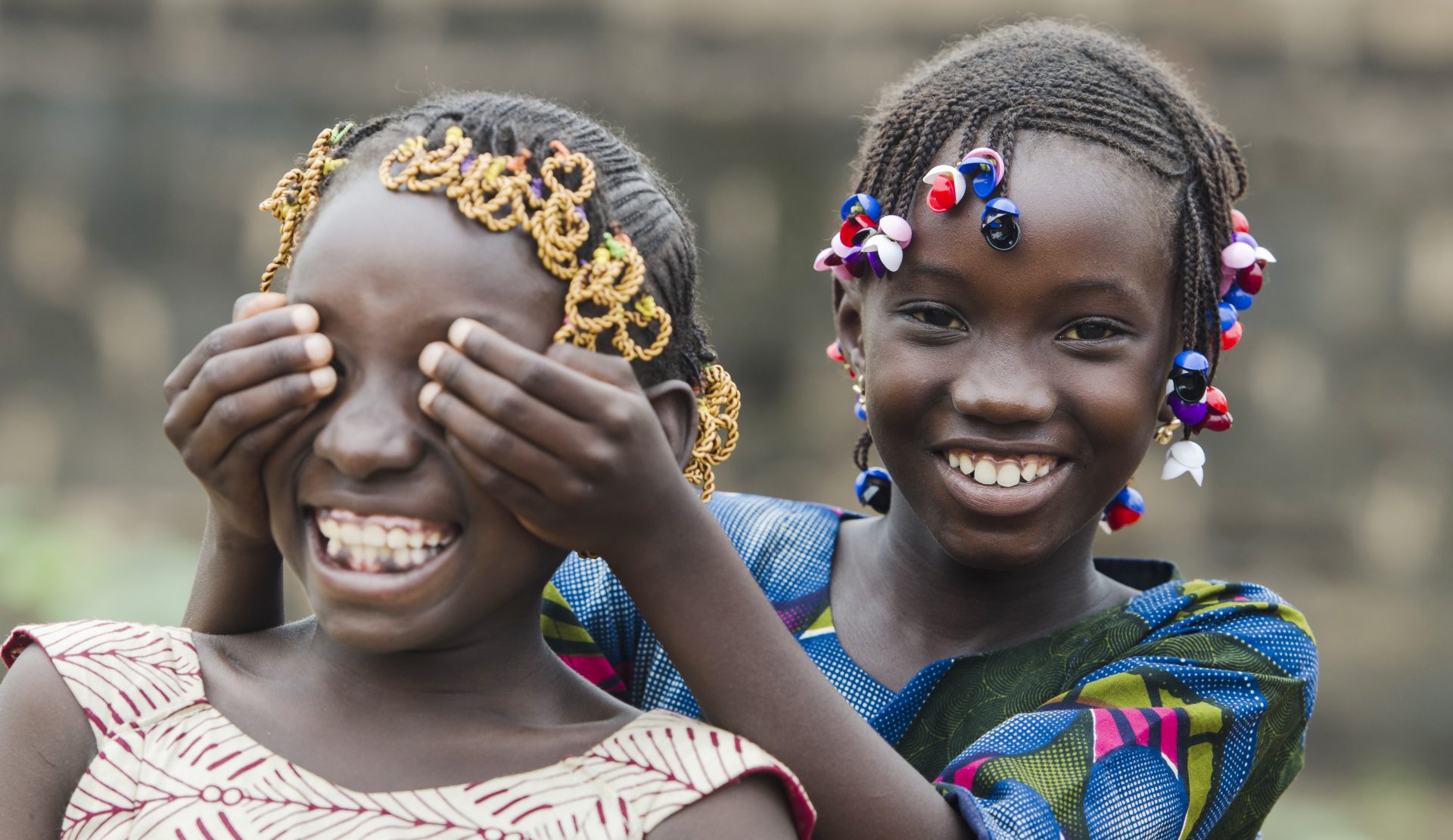 Två unga flickor, kanske i Afrika.