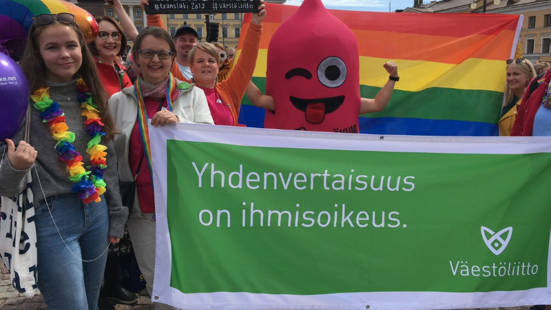 Väestöliittolaisia lähdössä Pride -kulkueeseen kesällä 2019.