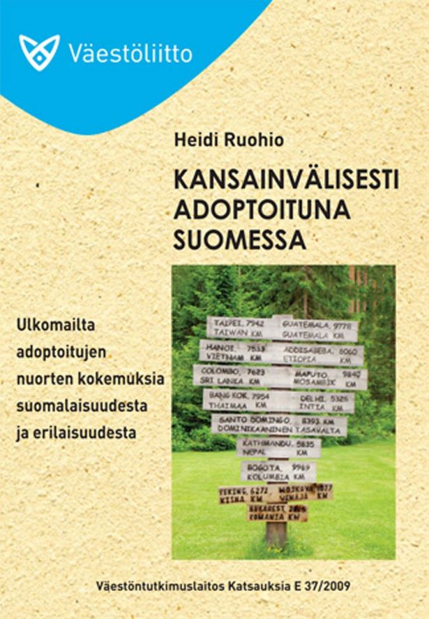 Kansainvälisesti adoptoitujen kesäleirillä rakennettu tienviitta lapsien synnyinmaista. Kuvan otti Heidi Ruohio.