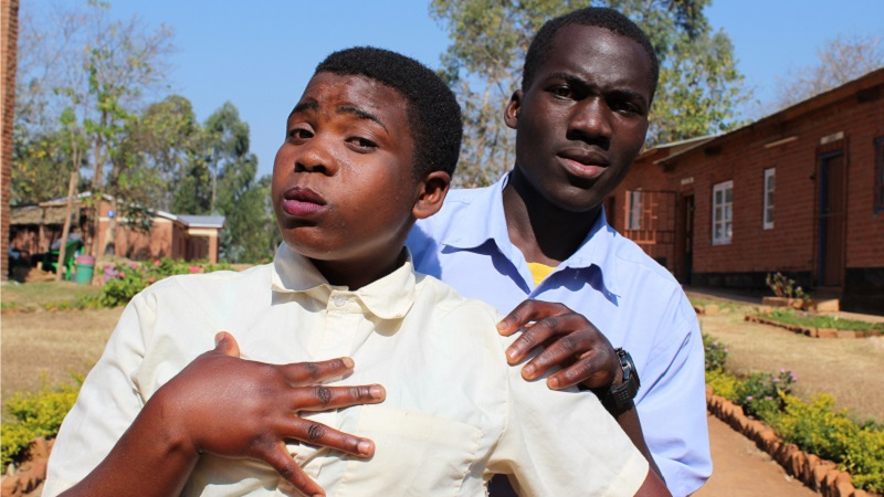 kaksi malawilaista nuorta