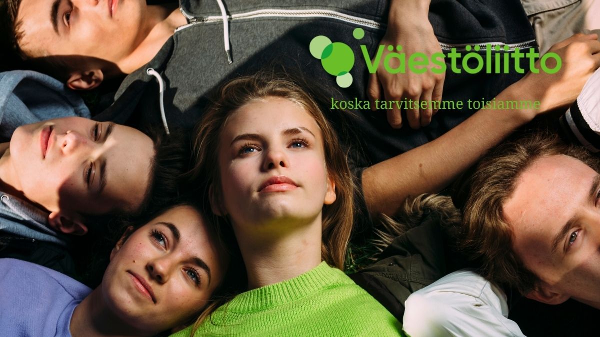 Joukko nuoria ja kuvassa lukee "Väestöliitto - koska tarvitsemme toisiamme".