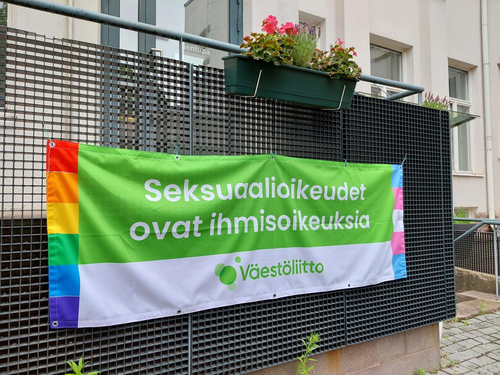 Väestöliiton Pride-banderolli on ripustettu Väestöliiton talon sisäpihalle. Siinä lukee Seksuaalioikeudet ovat ihmisoikeuksia.