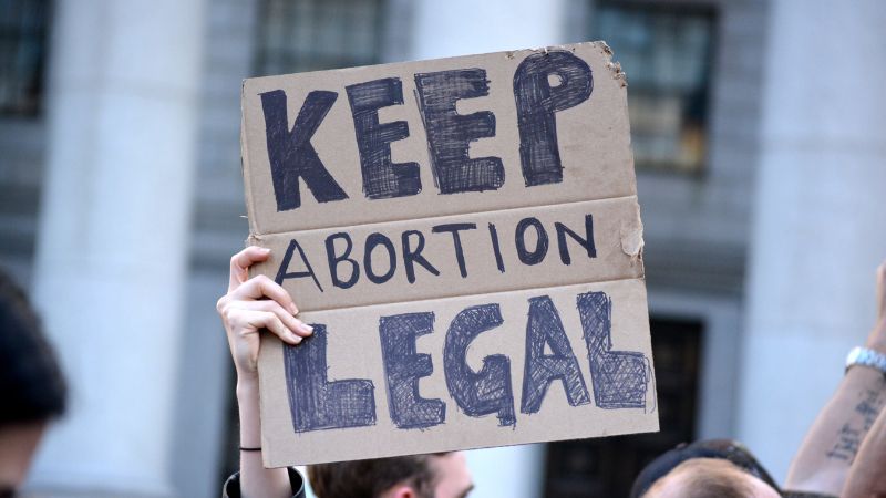 Käsi pitelee plakaattia, jossa lukee "Keep abortion legal".