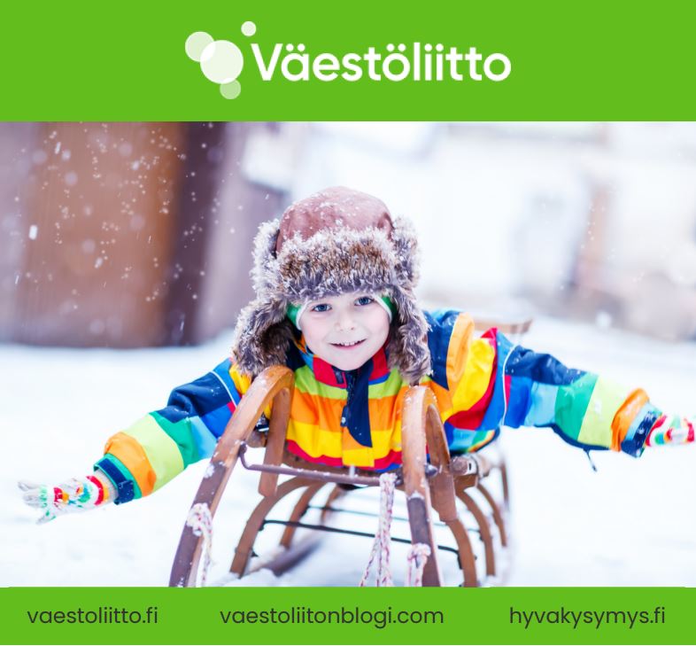joulukuun iutiskirjeen kansi, jossa lapsi katsoo kameraan liukuessaan kelkan päällä lumisessa maisemassa