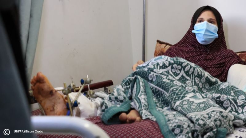 Kuvassa nainen palestinalaisessa sairaalassa jalkaleikkauksen jälkeen.