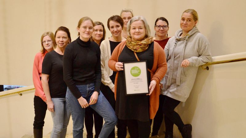 Varsinais-Suomen Lastensuojelujärjestön edustajat Perheystävällisen työpaikka -tunnuksen kanssa.