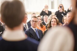 Presidenttipari kuunteleen kuoron esitystä.