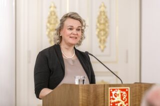 Väestöliiton toimitusjohtaja Tiina Ristikari pitää puhetta.