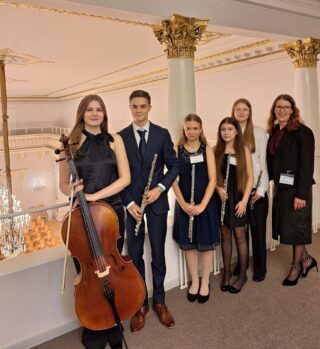 Länsi-Helsingin musiikkiopiston soittajat peilisalin parvella.