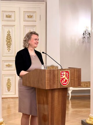 Väestöliiton toimitusjohtaja Tiina Ristikari pitää puhetta.