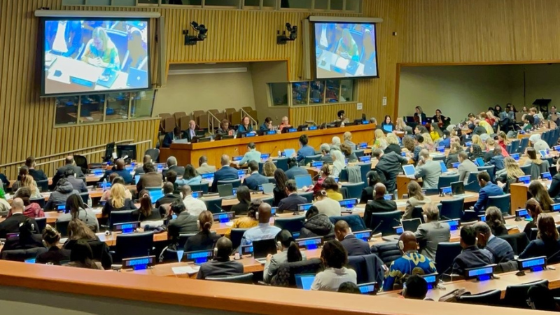 Kuva YK:sta jossa ihmiset kuuntevat paikoillaan puheenvuoroja